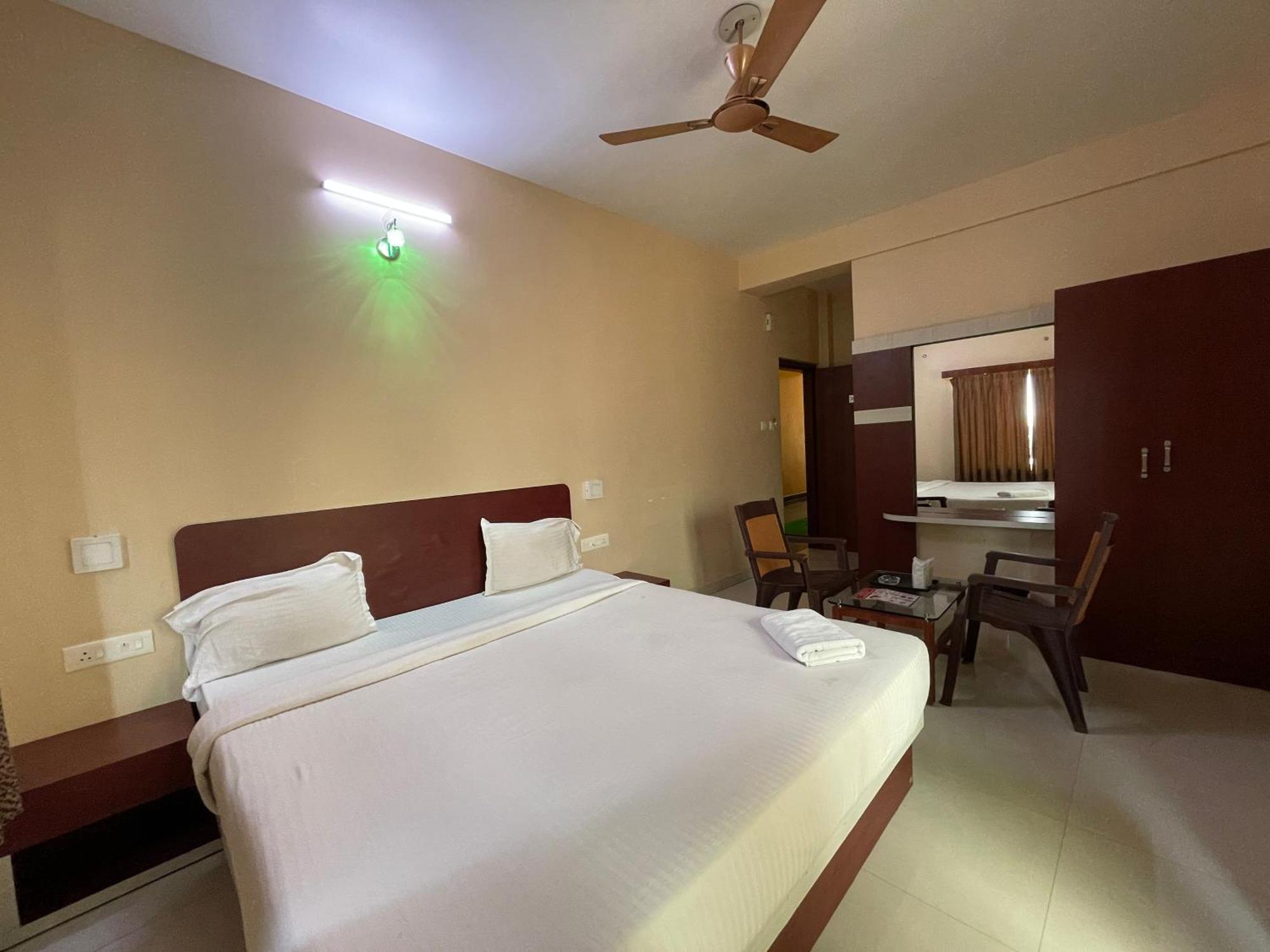Hotel AAVAASS Puri Exterior foto